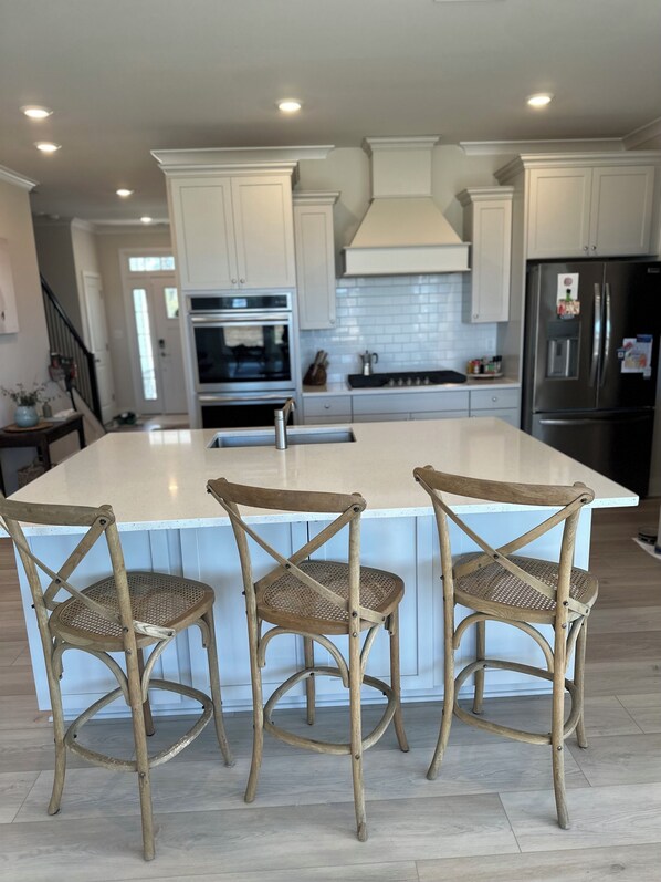 Fridge, microwave, oven, stovetop - Cozy home w/ amazing sunsets minutes to DE/MD Beaches: Come enjoy! 4 BR 3 BATH (Lewes)