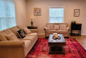 Smart TV, fireplace, video games, books - Your home away from home (Rockford)