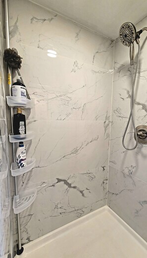 Shower, hair dryer, towels, soap - Your home away from home (Rockford)