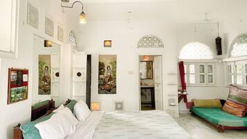 Habitació triple superior | Decoració individual i espai de treball apte per a portàtils