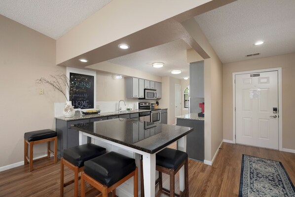 Kylskåp, mikrovågsugn, ugn och spishäll