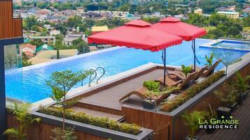 3 piscines extérieures