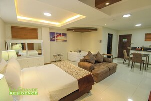 华丽套房, 浴缸 | 客房内保险箱、免费 WiFi、床单