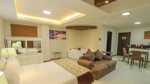 Suite – deluxe (with Jacuzzi Phase 1) | Safe på rommet, wi-fi (inkludert) og sengetøy