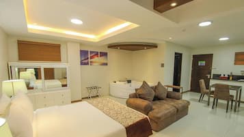 Deluxe suite, bad | Een kluis op de kamer, gratis wifi, beddengoed