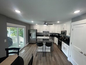 Fridge, microwave, oven, stovetop - Rest and Relax on Thunderbird (Cherokee Village)