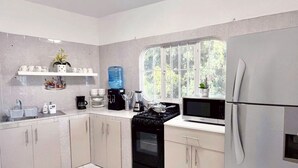Maison Confort | Cuisine privée | Cafetière-théière, réfrigérateur grande capacité avec congélateur