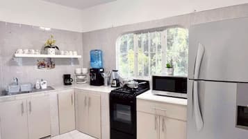 Comfort House | Private kitchen | Full-size fridge, microwave, oven, stovetop