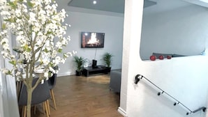 Maison Confort | Aire de séjour | Téléviseur connecté, console de jeux vidéo, Netflix