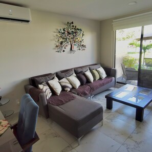 Exclusive House, 3 Bedrooms, Pool View | Living area