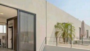 3 عدّة غرف نوم وخزنة داخل الغرفة وستائر تعتيم وتجهيزات عازلة للصوت