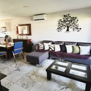 Exclusive House, 3 Bedrooms, Pool View | Living area