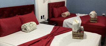 habitacion con dos camas queen refry y AC con balcon.