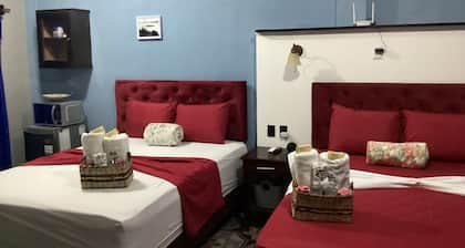 habitacion con dos camas queen refry y AC con balcon.