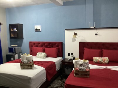 habitacion con dos camas queen refry y AC con balcon.