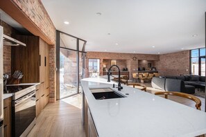 Refrigerador, microondas, horno, placa de cocina