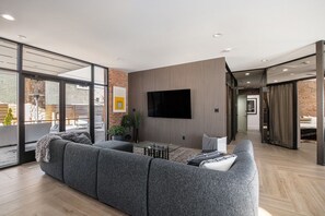 المنشأة من الداخل