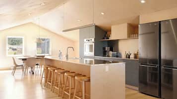 Fridge, oven, stovetop, dishwasher