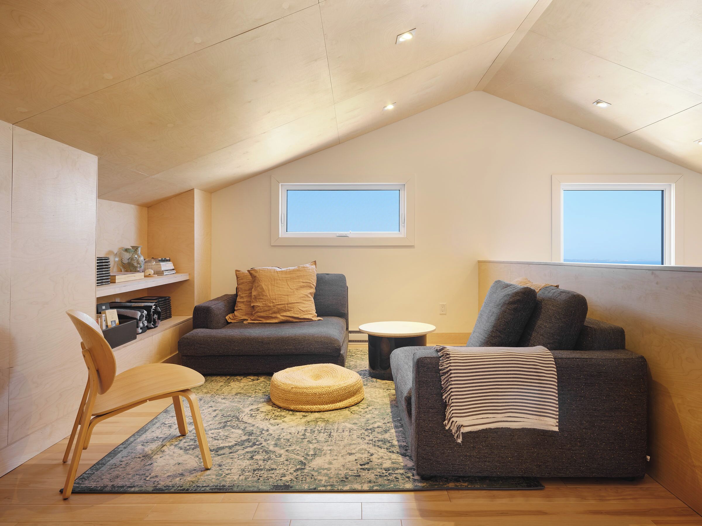 Smart TV, books, stereo