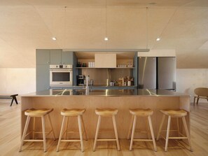 Een koelkast, een oven, een kookplaat, een vaatwasser