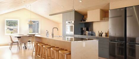 Kylskåp, ugn, spishäll och diskmaskin