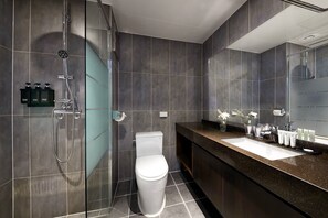 Habitación familiar con 2 camas individuales | Baño | Secadora de cabello y toallas 