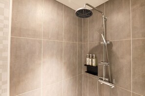 Deluxe tweepersoonskamer | Badkamer | Een haardroger, handdoeken