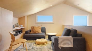 Smart TV, books, stereo