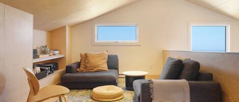 Smart-TV, Bücher, Stereoanlage