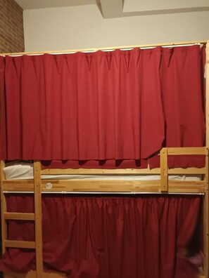 Dormitório compartilhado, 1 quarto, varanda, vista para a cidade | 1 quarto