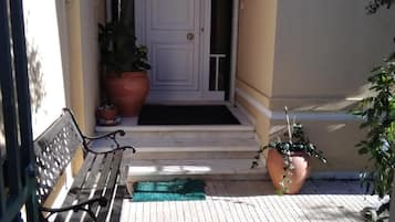 Quarto, 1 quarto, sacada, vista para o jardim | Entrada da propriedade