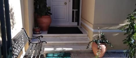Room, 1 Bedroom, Balcony, Garden View | Property entrance