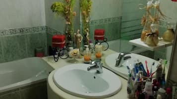 Room, 1 Bedroom, Patio, Garden View | Bathroom