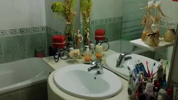 Room, 1 Bedroom, City View | Bathroom