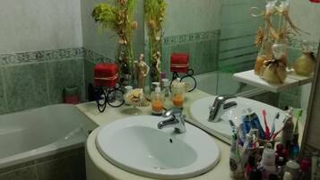 Quarto, 1 quarto, vista para a cidade | Banheiro