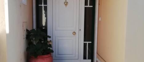 Dormitorio compartido, 1 habitación, vista a la ciudad | Entrada de la propiedad