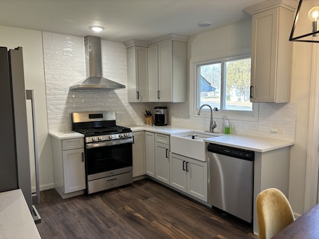 Fridge, microwave, oven, stovetop. Cozy home in historic Hillsdale