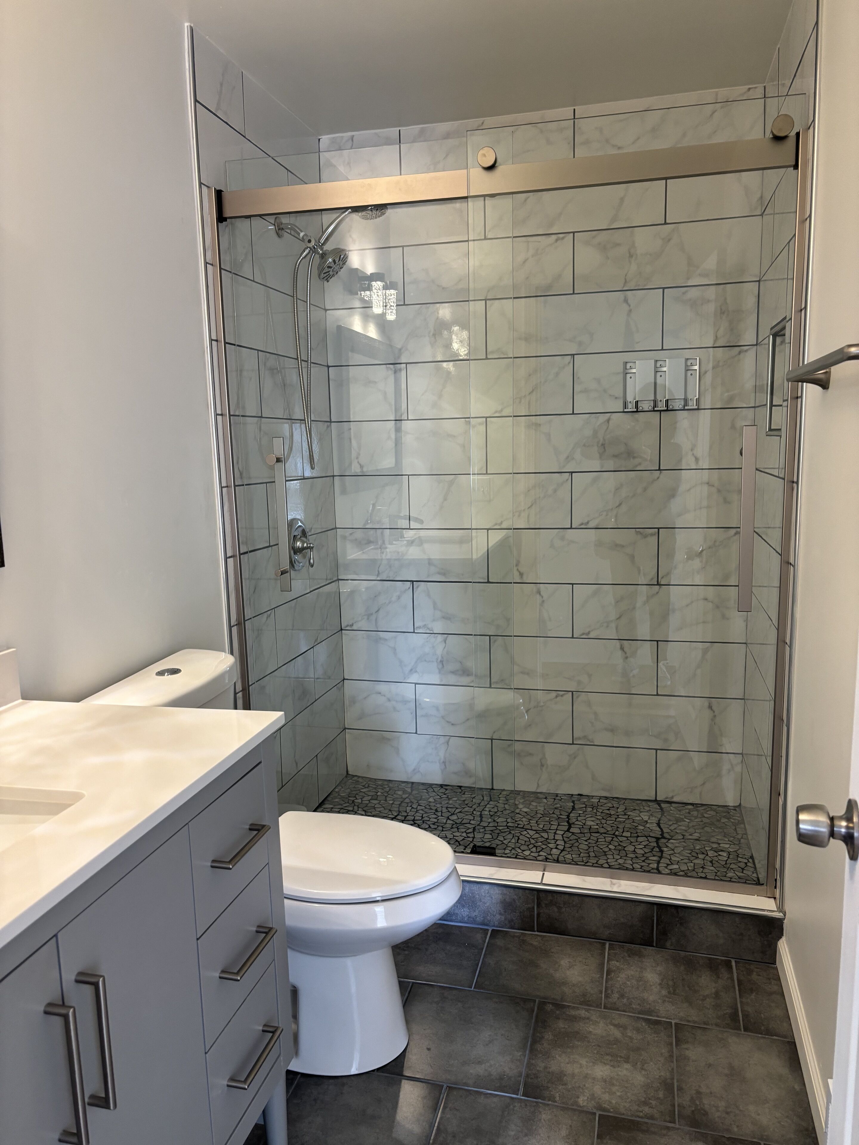 Douche, séchoir à cheveux, serviettes fournies, savon