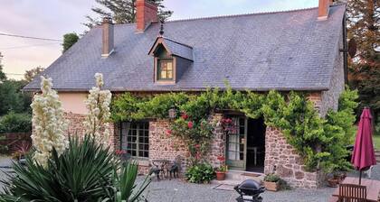 3 Bed Cottage Sleeps 6 - Enclosed Patio -Fireplace