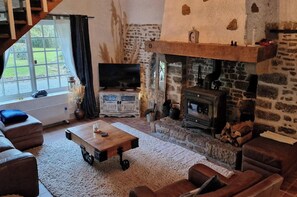 Fernseher, Kamin, Stereoanlage