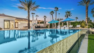 Utomhuspool och uppvÀrmd pool