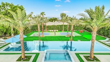Una piscina al aire libre, una piscina climatizada
