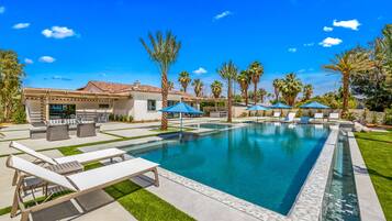 Una piscina al aire libre, una piscina climatizada