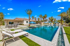 Una piscina al aire libre, una piscina climatizada