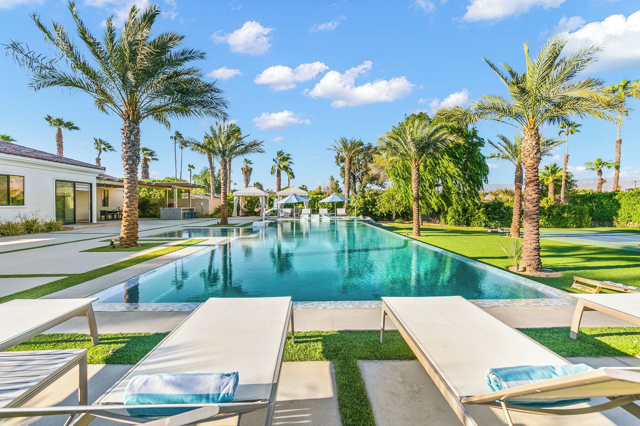 Una piscina al aire libre, una piscina climatizada