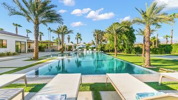 Una piscina al aire libre, una piscina climatizada