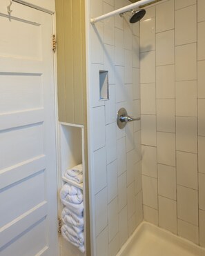 Een douche, een haardroger, handdoeken, zeep