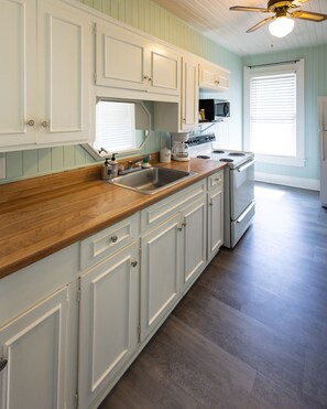 Een koelkast, een microgolfoven, een oven, een kookplaat