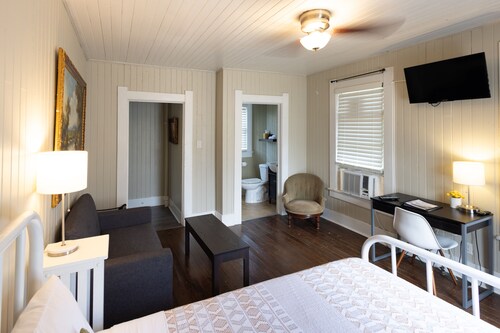 Pool Cottage in Historic Old Town Beaumont