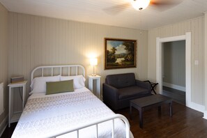 デスク、アイロン / アイロン台、WiFi (無料)、ベッドシーツ